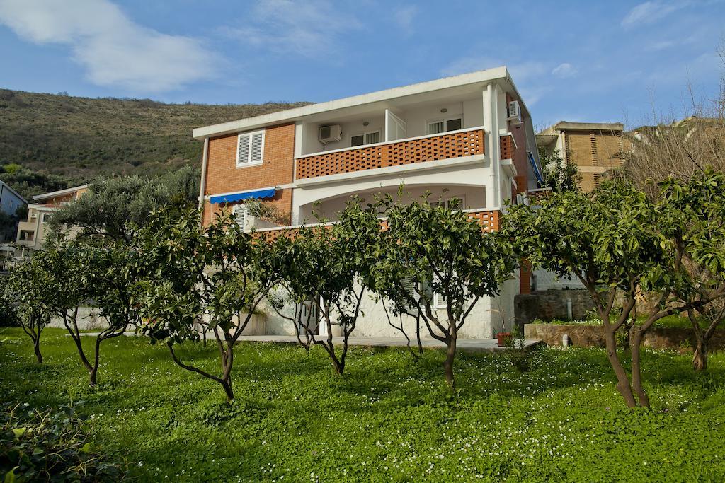 Apartments Katarina Garden Petrovac Bagian luar foto